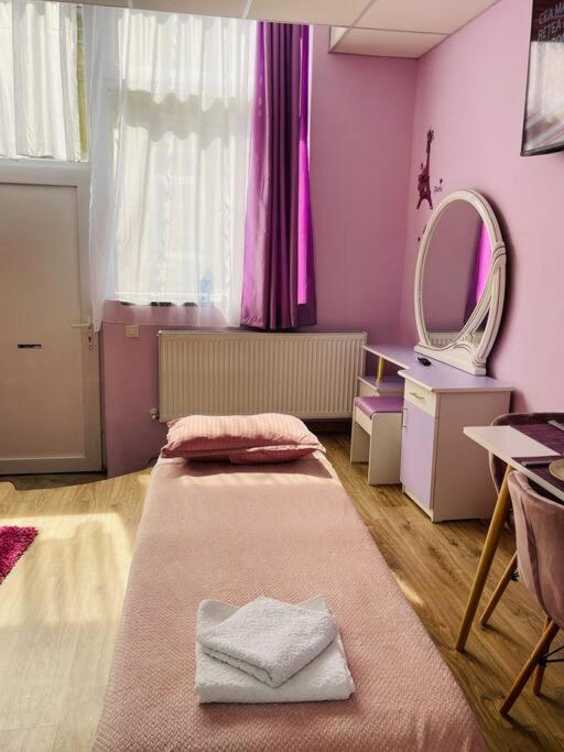 Lavender Luxury Apartment Oradea Extérieur photo